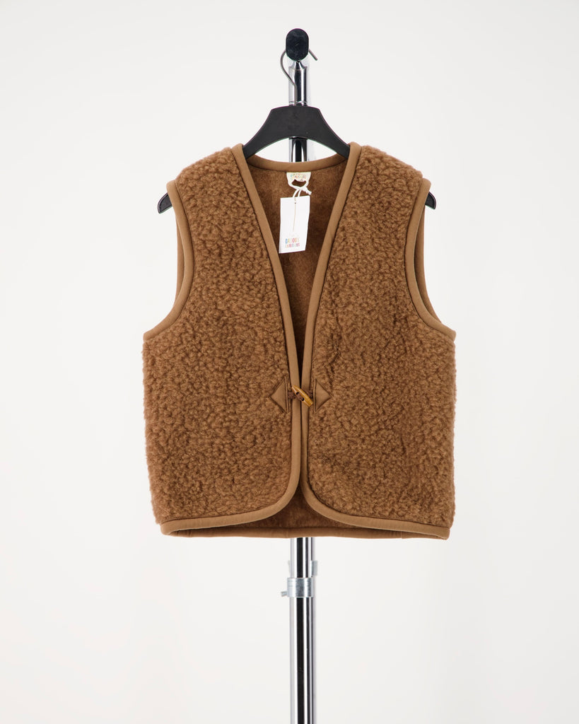 Gilet-sans-manche-mouton-marron-studio